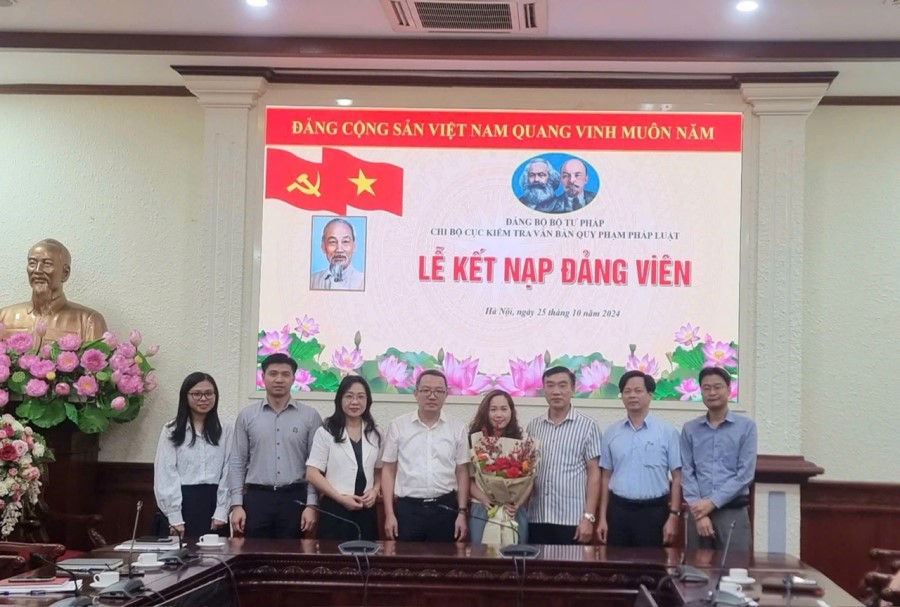 Chi bộ Cục Kiểm tra văn bản quy phạm pháp luật tổ chức Lễ kết nạp đảng viên